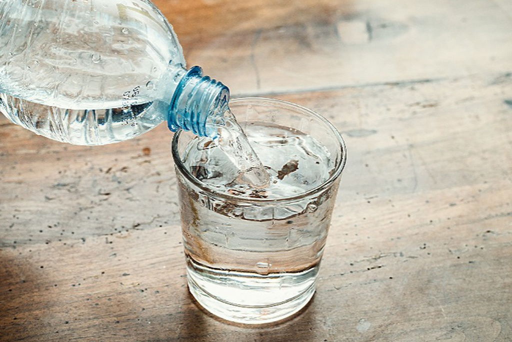آیا استفاده از آب های بسته بندی موجب سرطان سینه می شود؟
